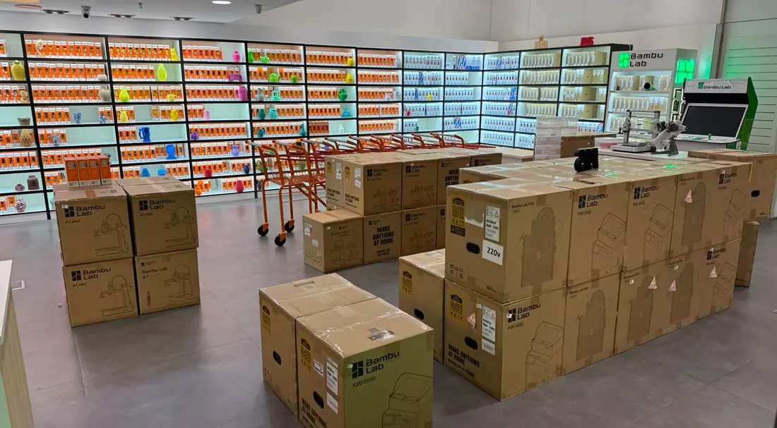 Caixas de impressoras Bambu Lab em estoque na loja