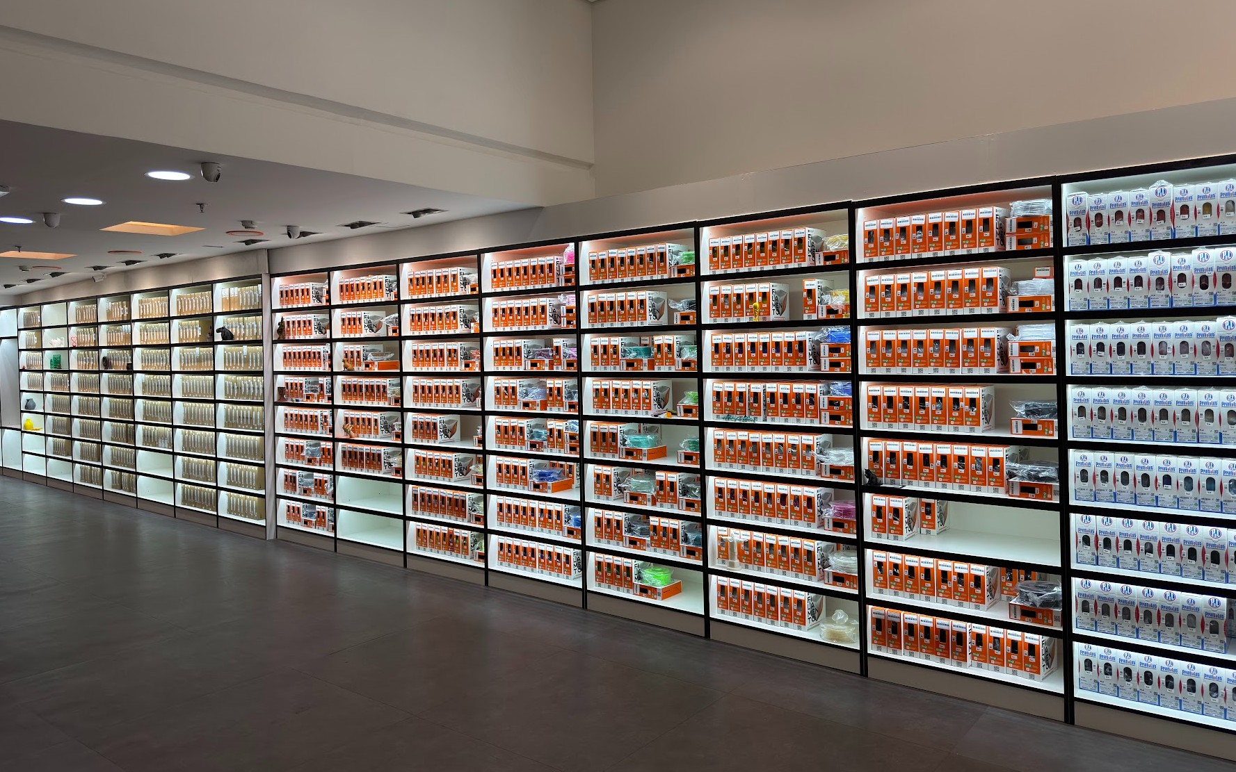 Área dedicada de filamentos na loja TueLá 3D