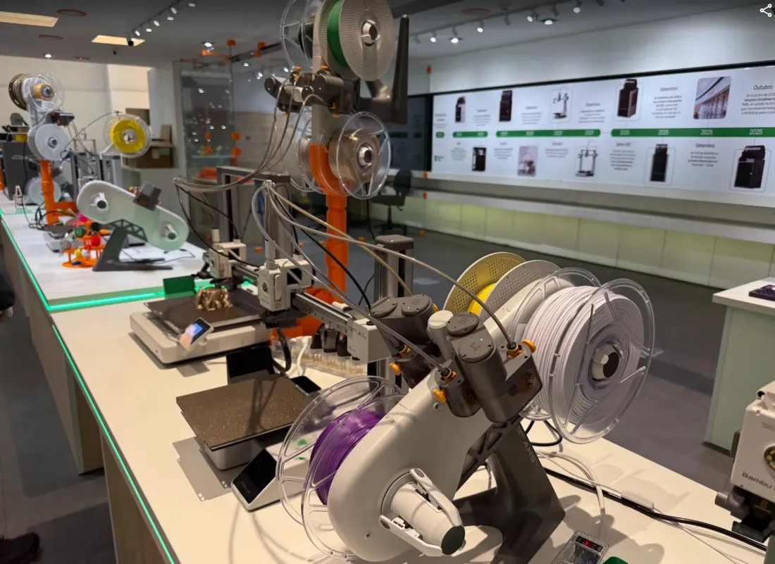 Impressoras Bambu Lab imprimindo na loja da TueLá 3D, para teste ao vivo